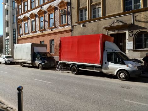 Költöztetés korszerű teherautókkal 