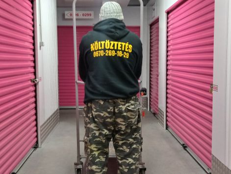 Körültekintően dolgozó szállítómunkások 