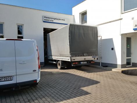 Márkaszervizben karbantartott teherautók